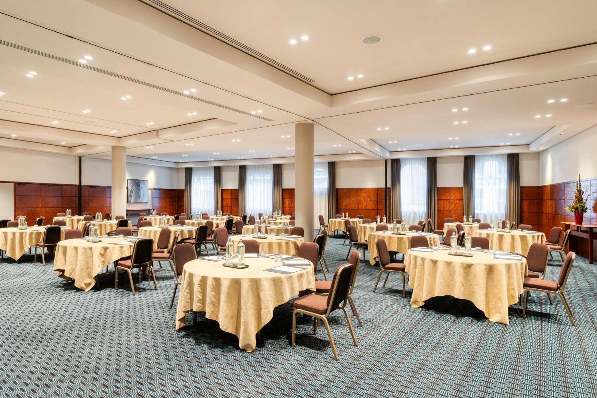 Crowne Plaza Hotel Brugge By Ihg Exterior photo